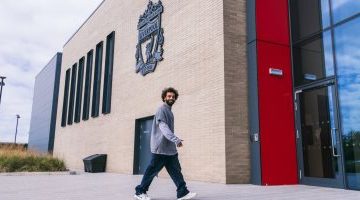 رياضة – محمد صلاح يظهر بجوار شعار ليفربول والجماهير السعودية ترد: تعال يا شيخ