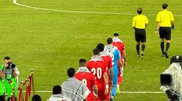 رياضة – لاعبو منتخب فلسطين يدعمون بلادهم بالكوفية ضد أستراليا