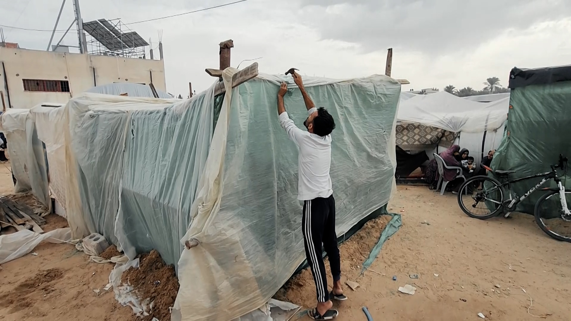 شاهد.. البوكس نيوز تنقل شهادات نازحين قضوا ليلتهم تحت القصف والمطر دون مأوى | البرامج – البوكس نيوز