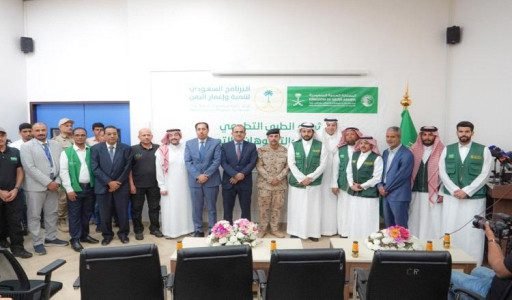 بدعم مركز الملك سلمان.. وزيرا الصحة والشباب يدشنان المخيم الطبي التطوعي بعدن