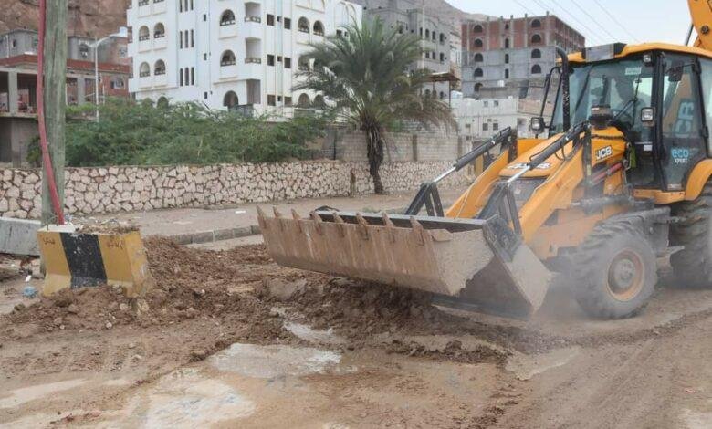 لجنة طوارئ حضرموت تشرع في إزالة مخلفات المنخفض الجوي