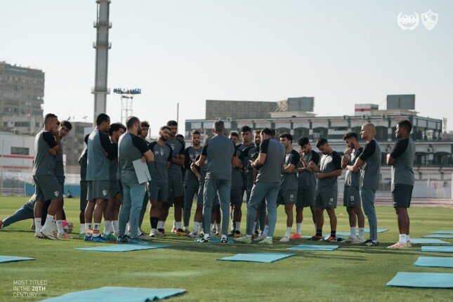 جوميز يحاضر لاعبي الزمالك استعدادًا لمباراة نهضة بركان في الكونفدرالية