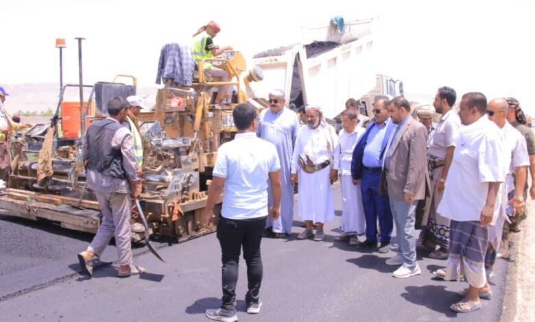 وكيل المحافظة يدشن أعمال سفلتة الخط المزدوج (بدرة- مفرق دوعن)