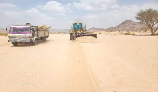 أعمال واسعة لإزاحة الرمال في شبوة.. صور