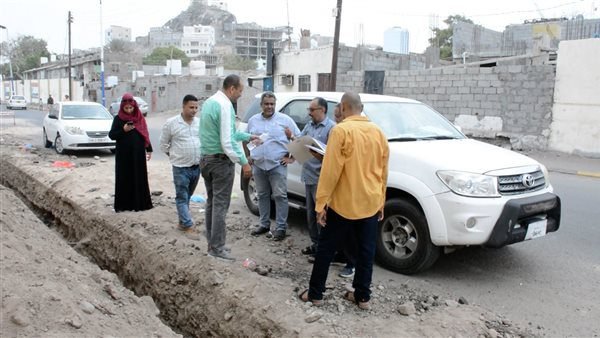 مدير مياه عدن يتفقد سير عمل مشروع إعادة تأهيل خط مياه الفتح بالتواهي