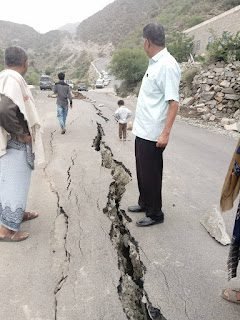 مدير عام يهر يافع يتفقد الأضرار في طريق معربان رصد السعدي