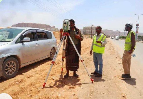 بتوجيهات محافظ شبوة ابن الوزير” الفرق الفنية تبداء المرحلة الثانية من مشروع إعادة تأهيل شارع الشهيد قطن بمدينة عتق .