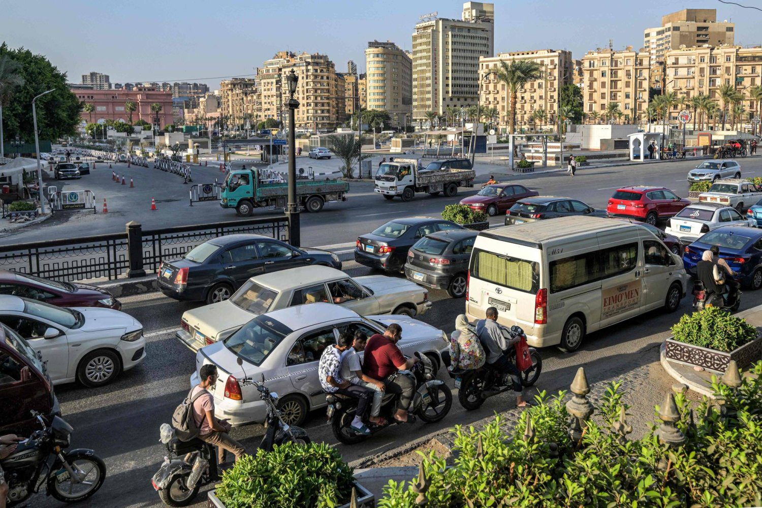 السجن 5 سنوات لمصري عرض ابنه للبيع على «فيسبوك»