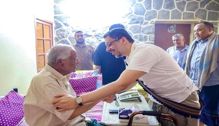 رئيس الوزراء يزور المناضل احمد سالم عبيد وينوه بسجله النضالي وبصماته العسكرية والمدنية