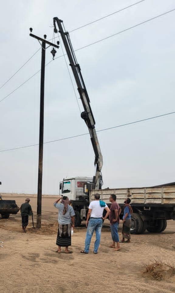 عقب الامطار التي شهدها الحقلين.. باخبيرة يطلع على اعمال صيانة التيار الكهربائي في حقلي بئر أحمد وناصر