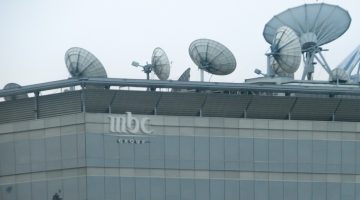 لهذا السبب .. شباب غاضبون يقتحمون مقر قناة MBC بالعاصمة بغداد ويضرمون النار به