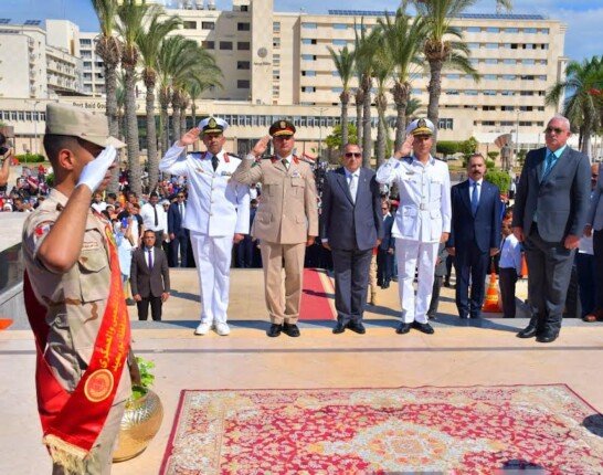 محافظ بورسعيد و مدير الأمن يضعان إكليلٱ من الزهور على النصب التذكاري بميدان الشهداء